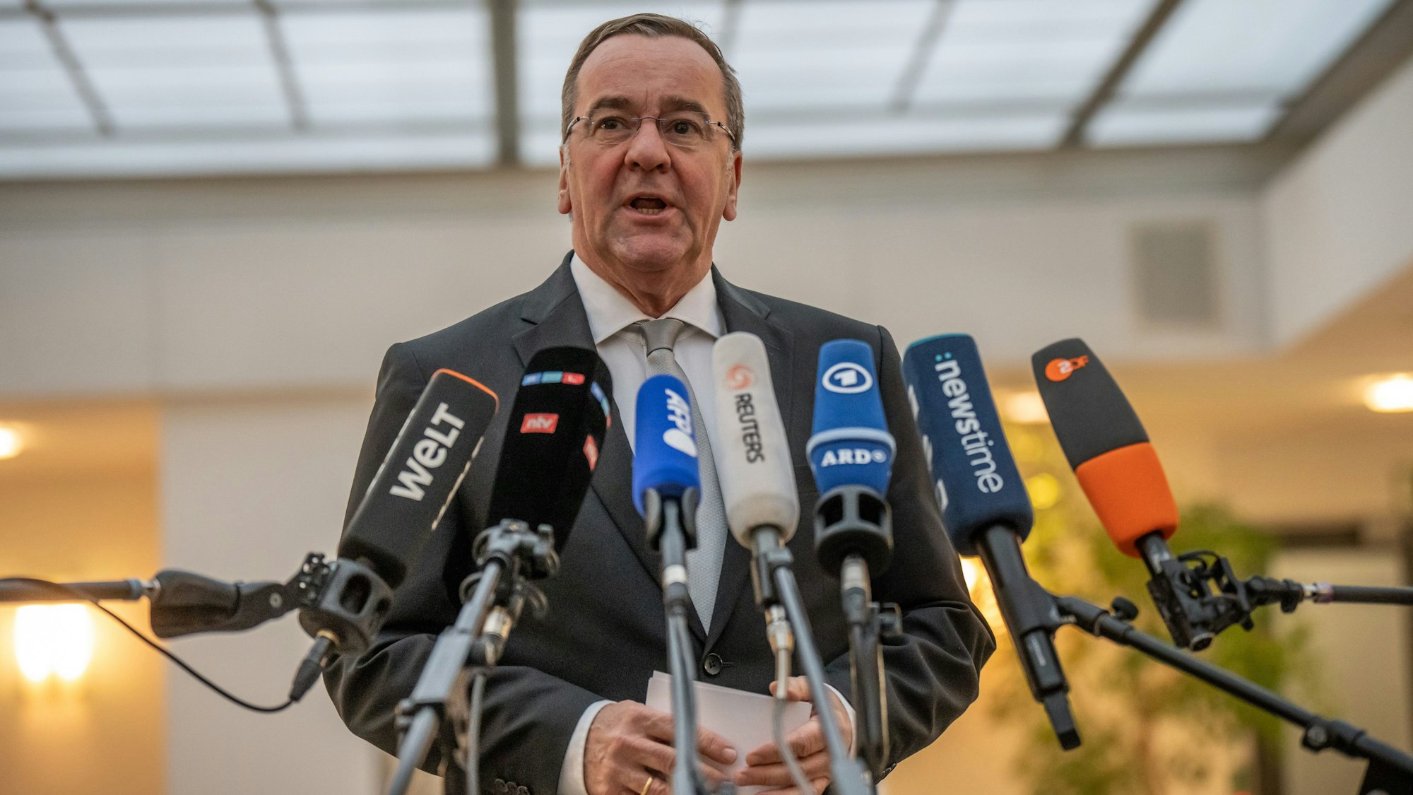 Boris Pistorius (SPD), Verteidigungsminister, gibt ein Pressestatement zur Diskussion nach der russischen Veröffentlichung eines Mitschnitts eines Gesprächs von Offizieren zu Taurus.