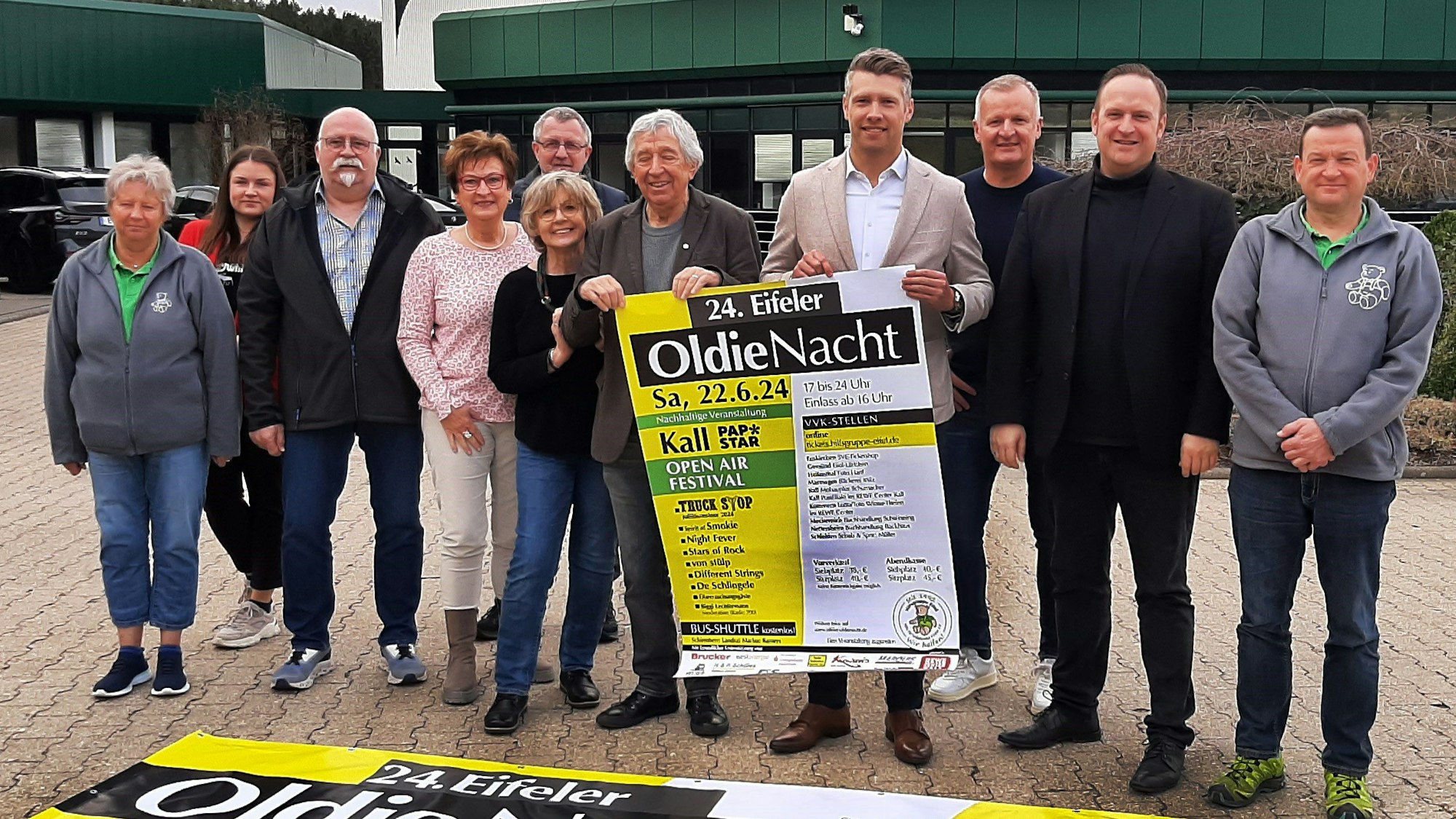 Bei der Vorstellung des Programms stellten sich die Organisatoren und Veranstalter vor dem Firmengebäude von Papstar zum Foto mit einem Veranstaltungsplakat auf.