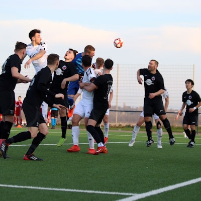 Tohuwabohu im Birkesdorfer Strafraum. Zülpichs Torwart Robin Metternich, der mit nach vorne geeilt war, kommt mit dem Kopf an den Ball.