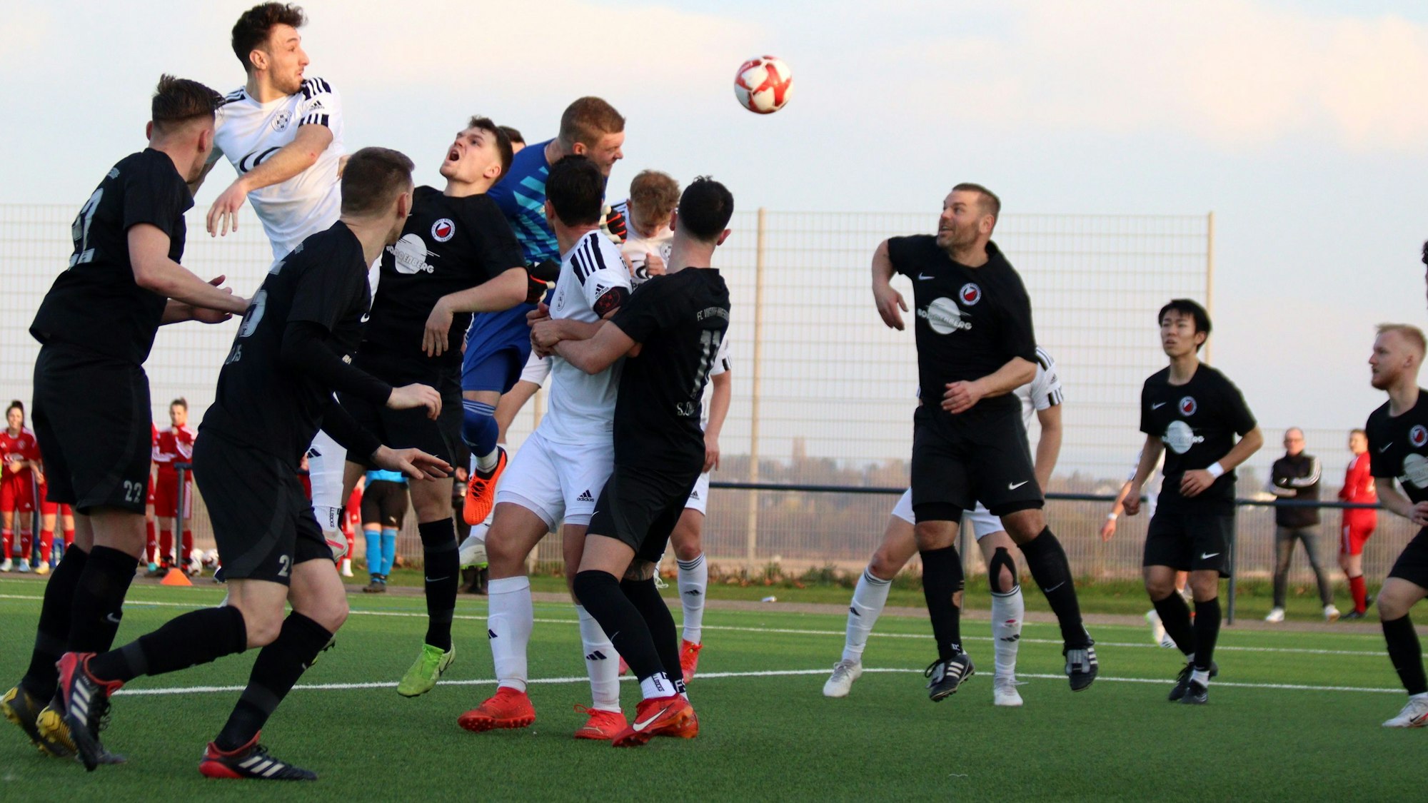 Tohuwabohu im Birkesdorfer Strafraum. Zülpichs Torwart Robin Metternich, der mit nach vorne geeilt war, kommt mit dem Kopf an den Ball.