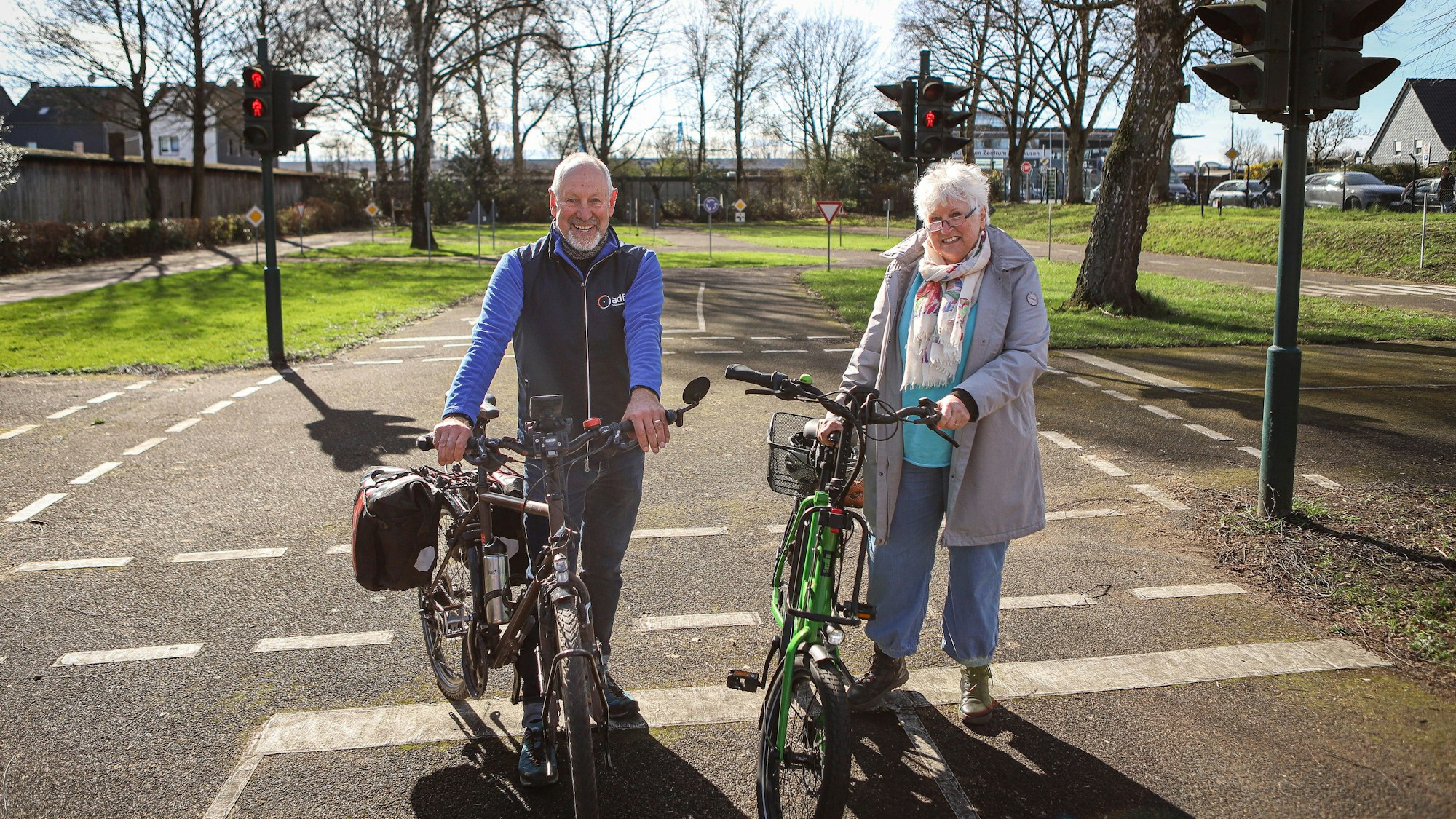 Zwei Menschen mit Fahrrädern auf dem Verkehrsübungsplatz