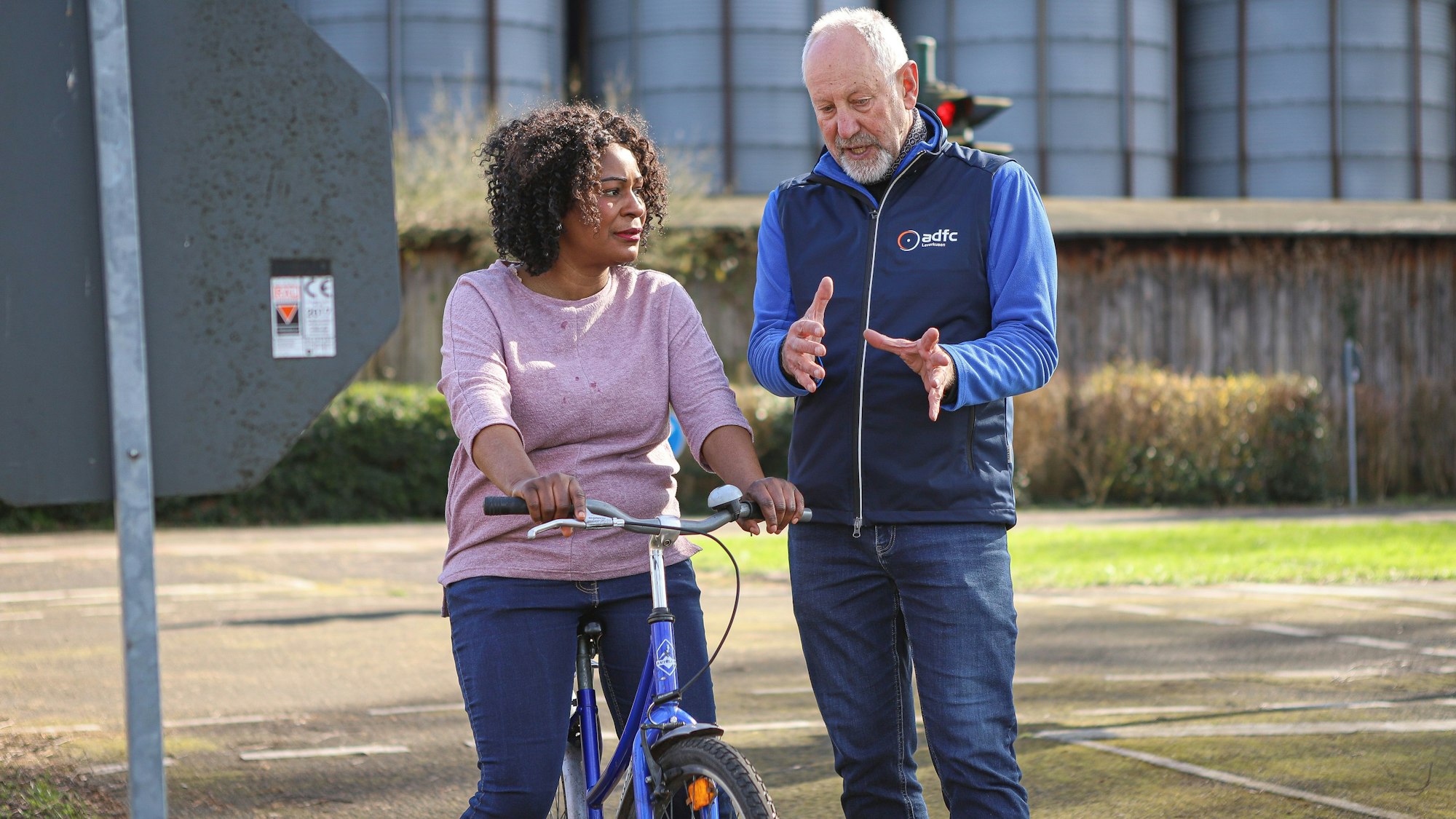 Ein Mann spricht mit einer Frau auf einem Fahrrad