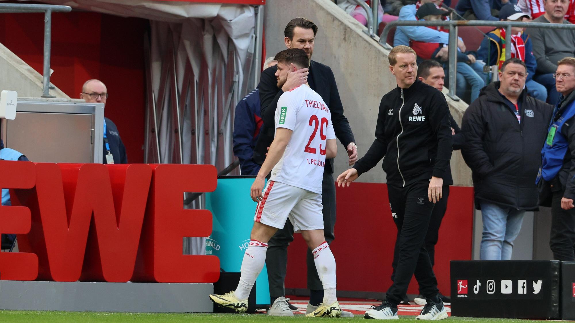 Jan Thielmann (1. FC Köln) verlässt nach der roten Karte den Platz.