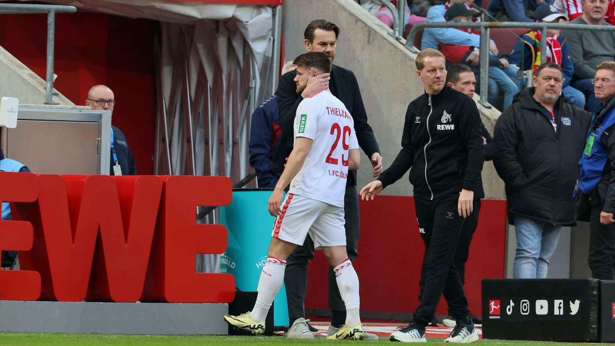 Jan Thielmann (1. FC Köln) verlässt nach der roten Karte den Platz.