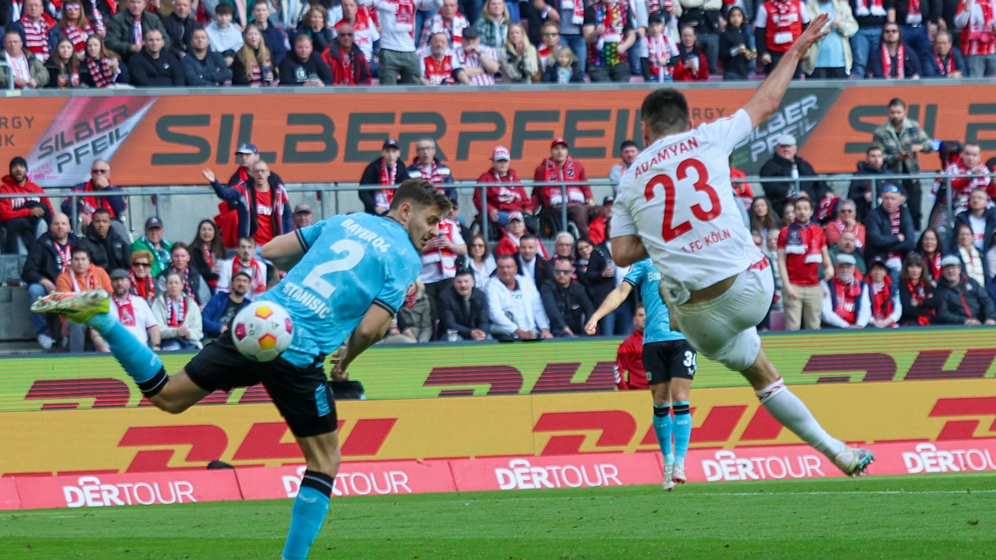 Trifft den Ball gut und wird doch nicht belohnt: FC-Stürmer Sargis Adamyan im Spiel gegen Bayer Leverkusen.