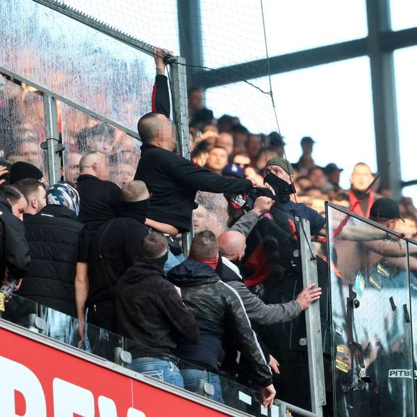 Ausschreitungen während des Derbys: Anhänger des 1. FC Köln und Bayer 04 Leverkusen gehen auf der Nordtribüne am Bayer-Block aufeinander los.