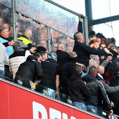 Ausschreitungen während des Derbys: Anhänger des 1. FC Köln und Bayer 04 Leverkusen gehen auf der Nordtribüne am Bayer-Block aufeinander los.