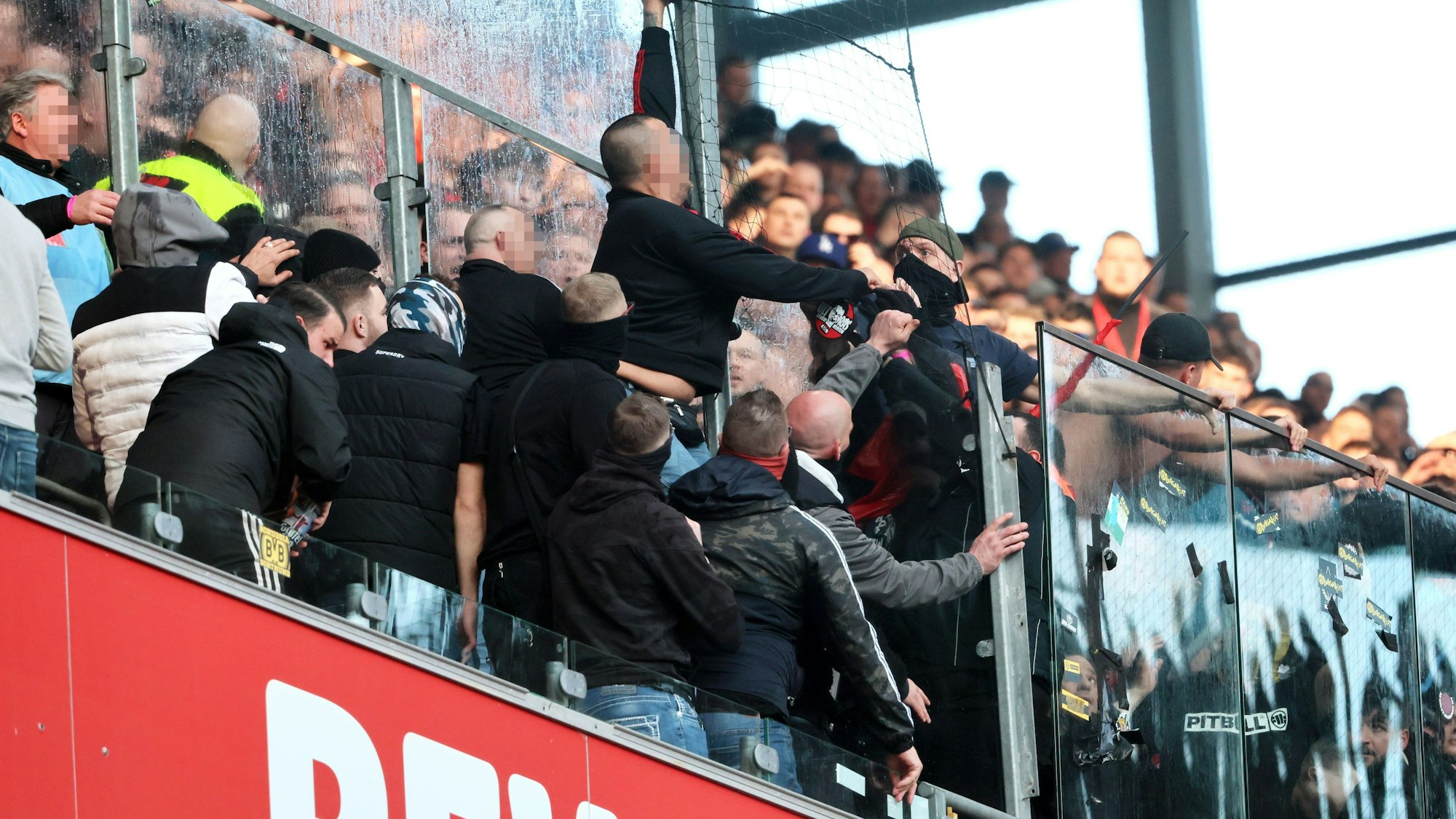 Ausschreitungen während des Derbys: Anhänger des 1. FC Köln und Bayer 04 Leverkusen gehen auf der Nordtribüne am Bayer-Block aufeinander los.