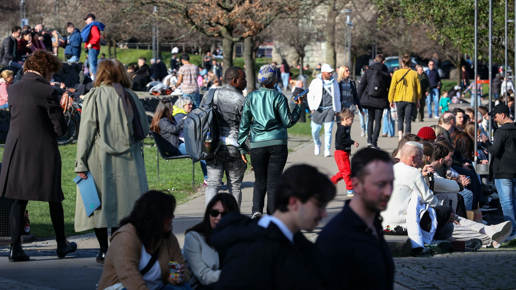 Menschen in einem sonnigen Park.