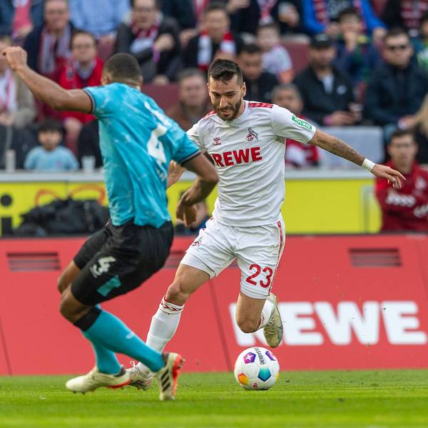 Kölns Sargis Adamyan im Dribbling gegen Bayer-Verteidiger Jonathan Tah.