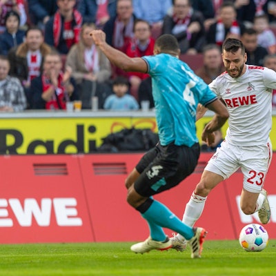 Kölns Sargis Adamyan im Dribbling gegen Bayer-Verteidiger Jonathan Tah.