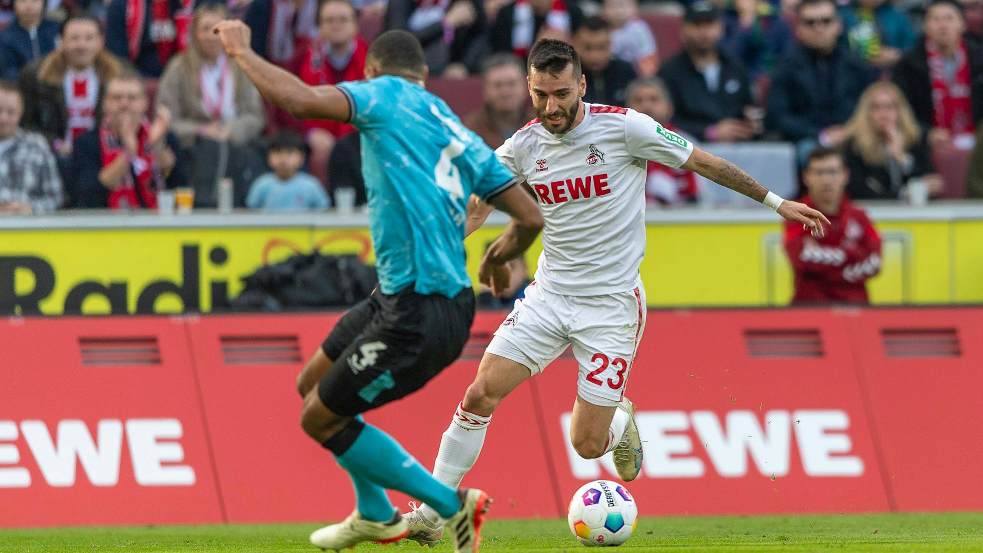 Kölns Sargis Adamyan im Dribbling gegen Bayer-Verteidiger Jonathan Tah.