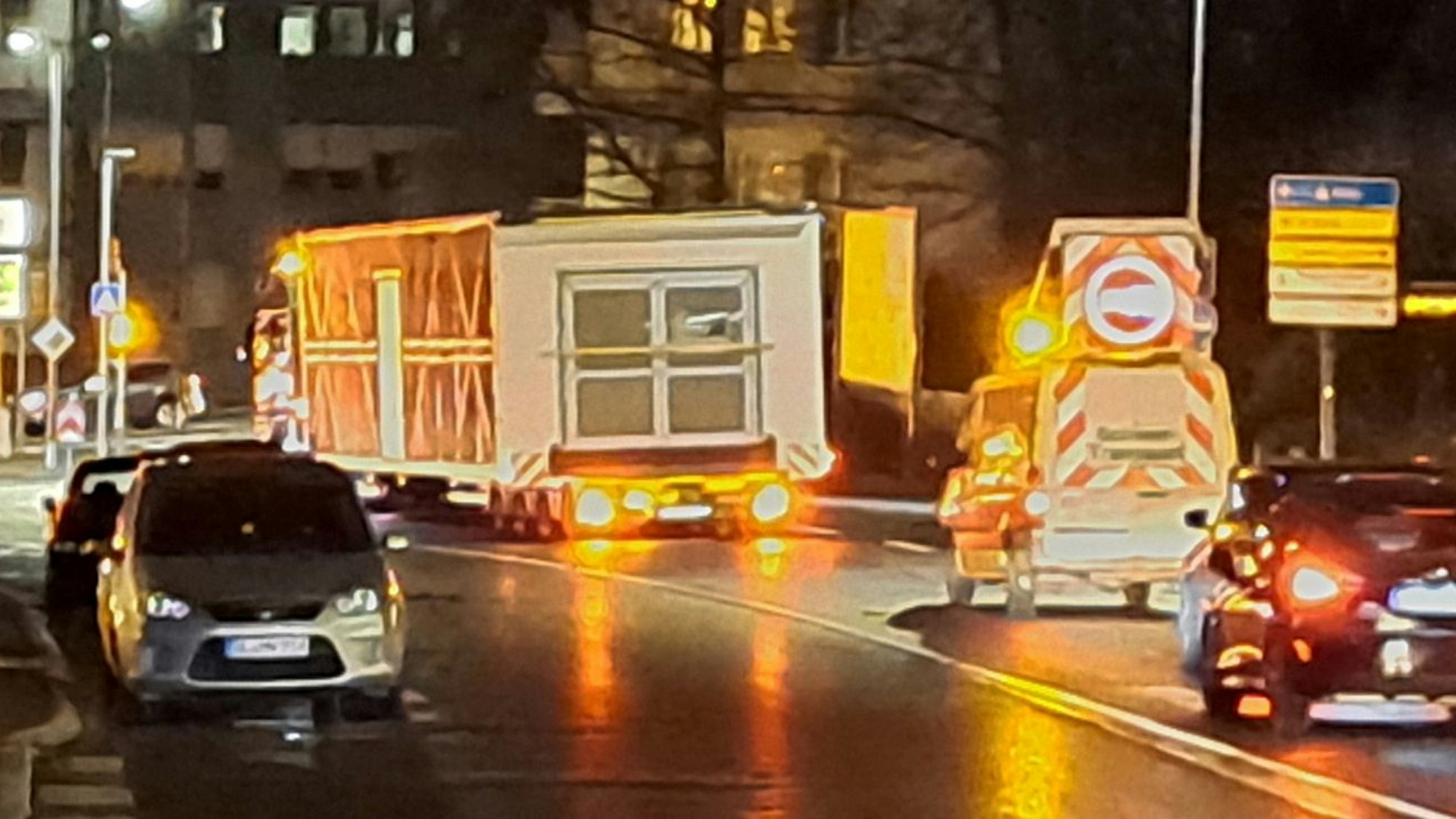 Ein Schwertransport fährt am Dienstagabend, 12. Dezember, gegen 22 Uhr auf der Overather Straße bzw. Steinstraße durch Bensberg.