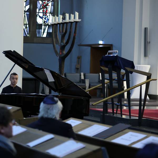 Ein Mann am Piano in einer Synagoge