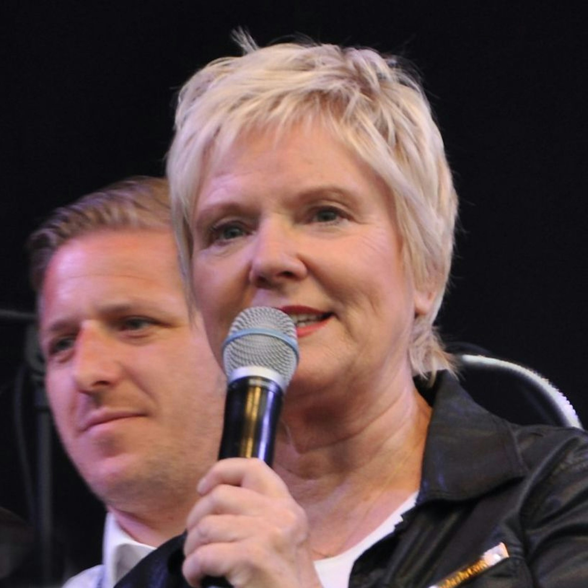 Moderatorin Biggi Lechtermann und Landrat Markus Ramers bei der Oldienacht 2023 auf der Bühne.