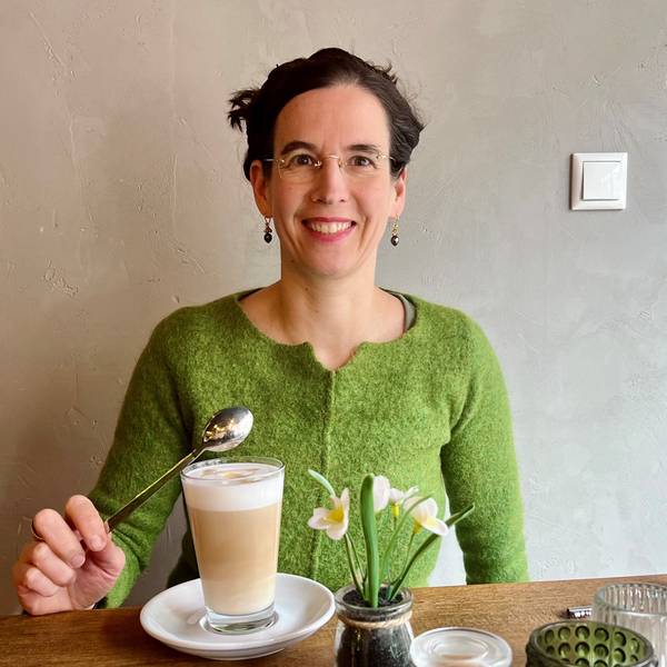 Frau im Café