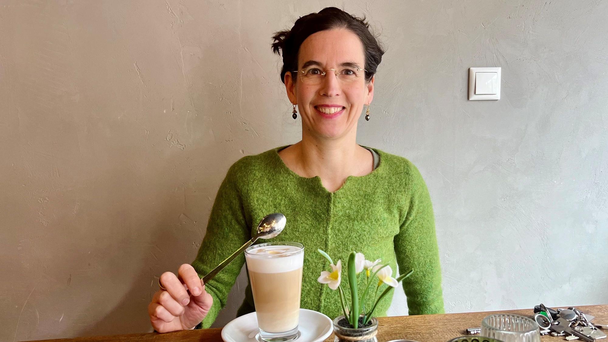 Frau im Café