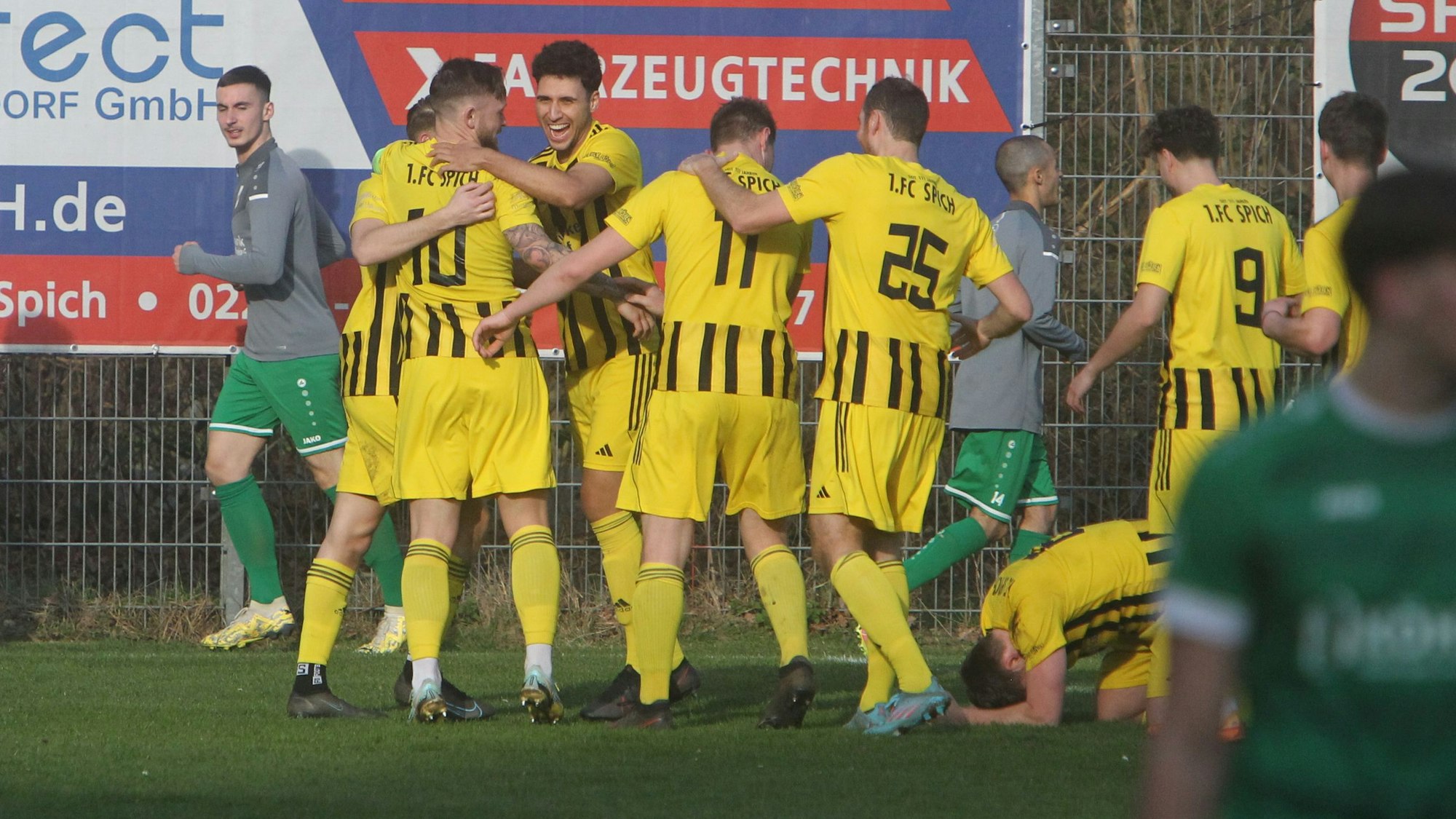 Da war die Welt noch in Ordnung: Tim Klein (am Boden) hat gerade das 2:0 für Spich erzielt.