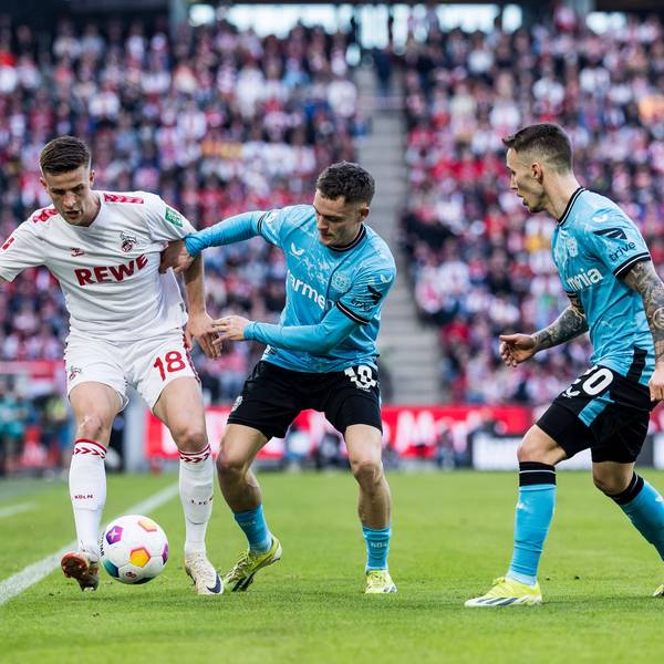 Rasmus Carstensen mit Florian Wirtz im Kampf um den Ball.