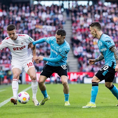 Rasmus Carstensen mit Florian Wirtz im Kampf um den Ball.