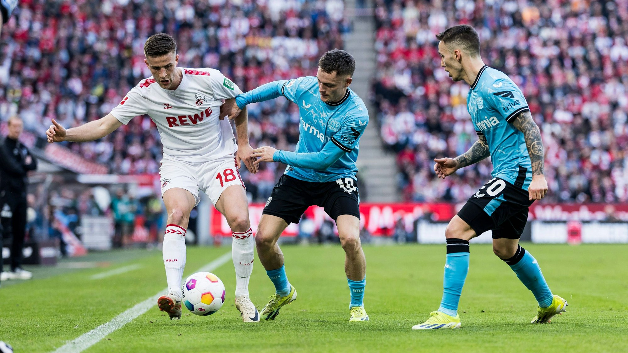 Rasmus Carstensen mit Florian Wirtz im Kampf um den Ball.