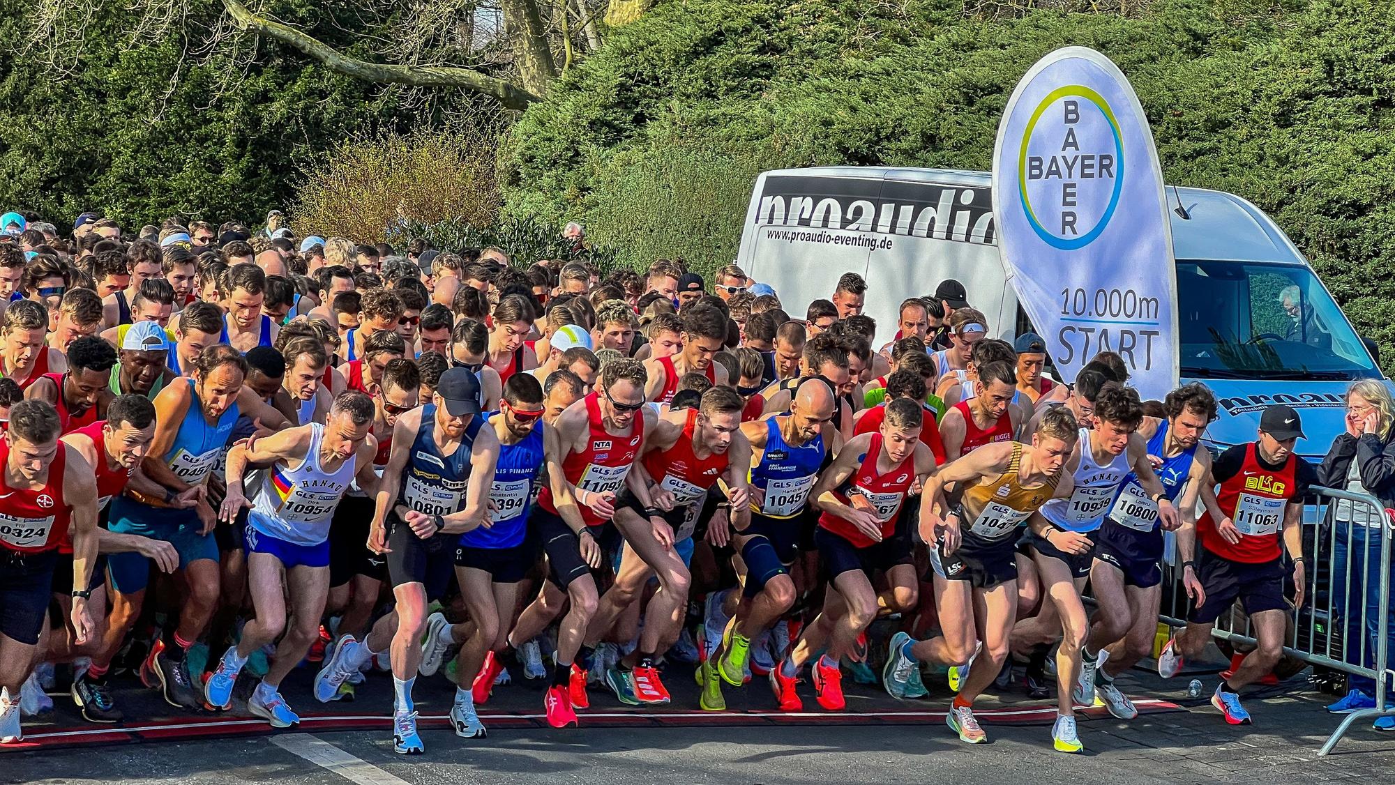 Das Starterfeld über zehn Kilometer beim 42. Lauf „Rund ums Bayerkreuz“
