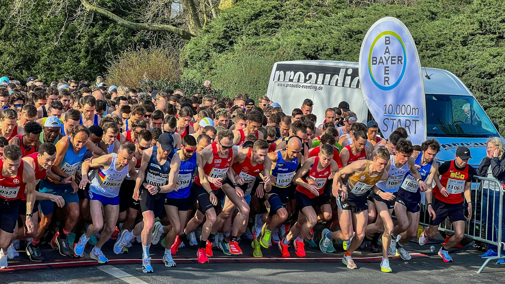 Das Starterfeld über zehn Kilometer beim 42. Lauf „Rund ums Bayerkreuz“