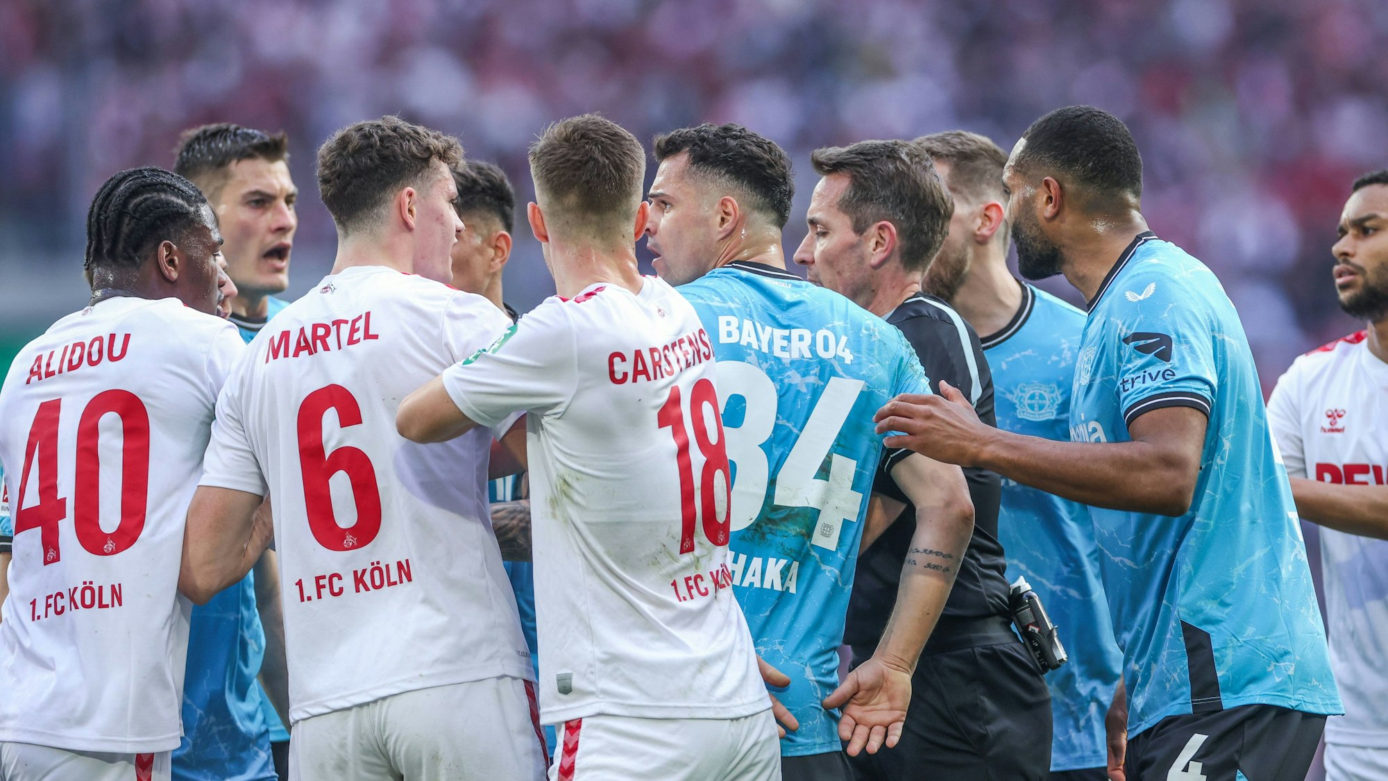 Nach dem Fopul von Eric Martel an Florian Wirtz kam es zur Rudelbildung auf dem Rasen.