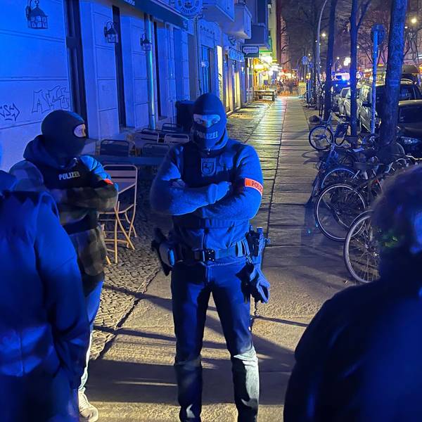 Berliner Polizisten sperren am Sonntagabend eine Straße in Friedrichshain während der Fahndung nach zwei ehemaligen RAF-Terroristen.