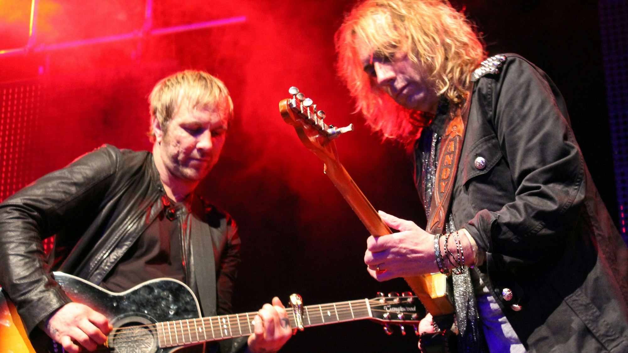 Zwei Musiker von „Spirit of Smokie“ auf der Bühne.