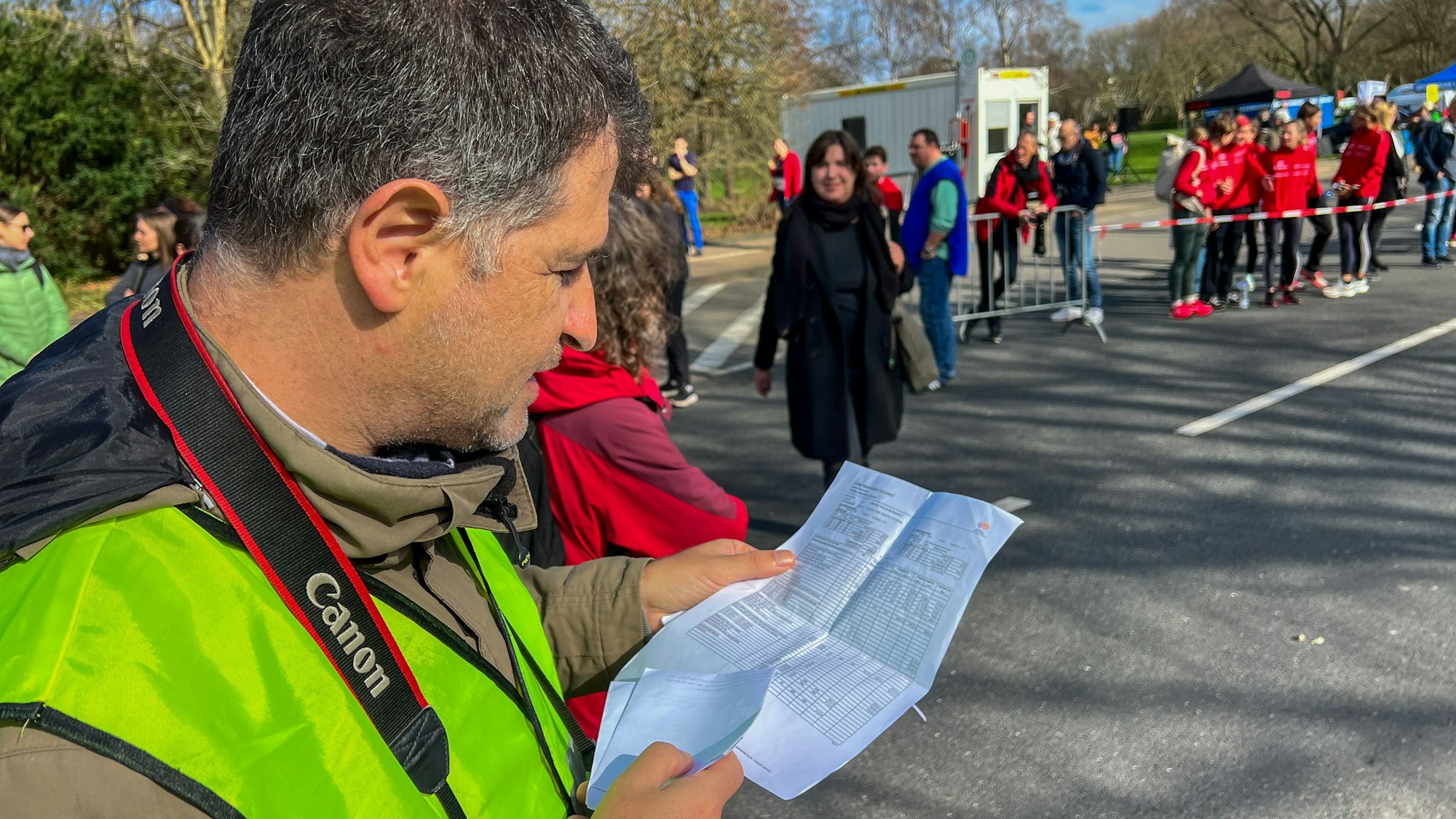 Detlev Ackermann mit einem Messprotokoll am Rand der Laufstrecke