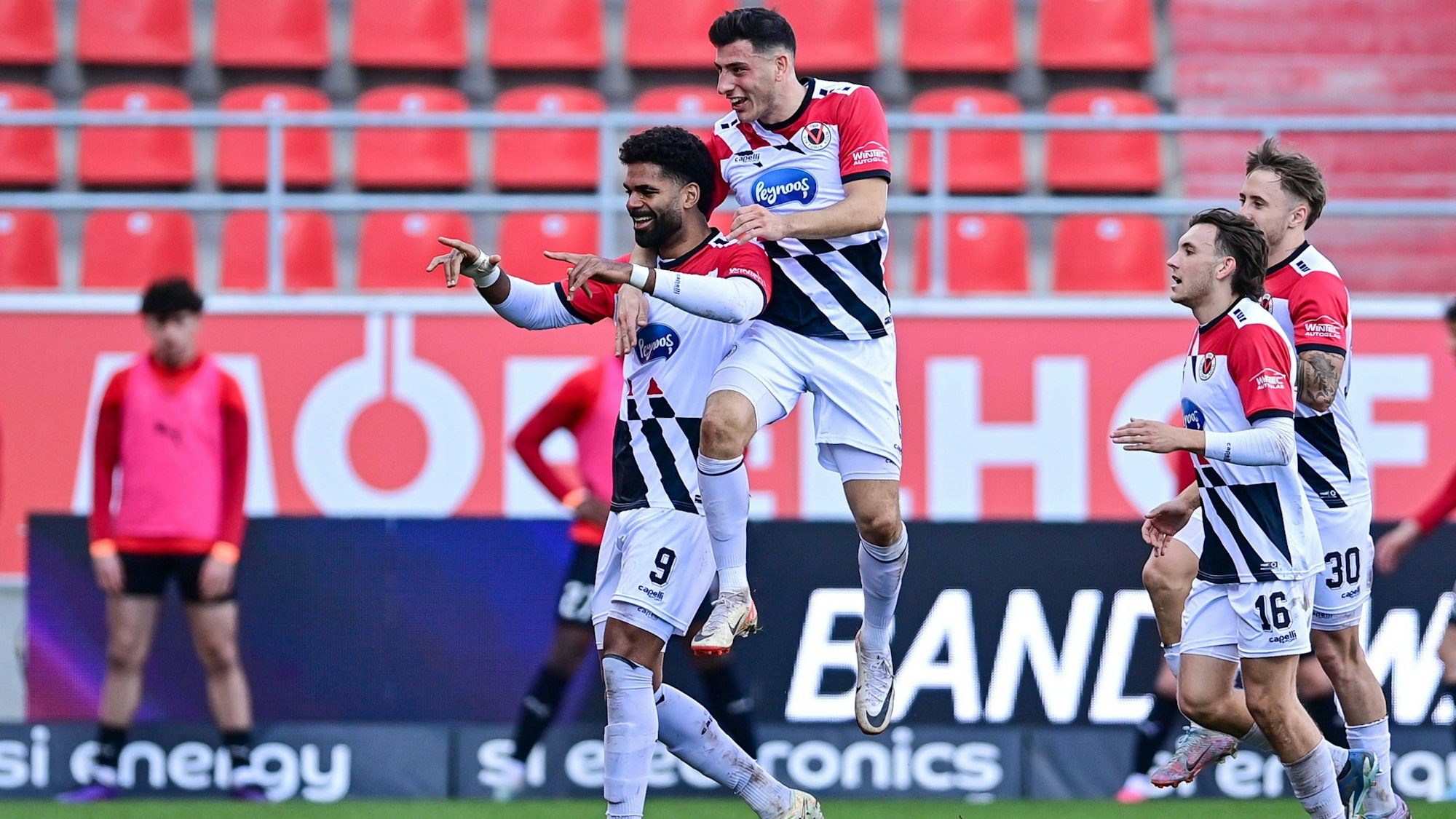 Spieler des FC Viktoria Köln mit Torjubel, Jubel, Torjubel, Torerfolg, celebrate the goal, goal, celebration, Jubel ueber das Tor zum 1:2 durch Andre Becker Viktoria Köln, 9, optimistisch, Action, Aktion, 03.03.2024, Ingolstadt Deutschland, Fussball, 3. Liga, FC Ingolstadt 04 - FC Viktoria Köln, DFB/DFL REGULATIONS PROHIBIT ANY USE OF PHOTOGRAPHS AS IMAGE SEQUENCES AND/OR QUASI-VIDEO. *** FC Viktoria Köln players with goal celebration, celebrate the goal, goal, celebration, jubilation over the goal to 1 2 by Andre Becker Viktoria Köln, 9 , optimistic, action, action, 03 03 2024, Ingolstadt Germany , Football, 3 Liga, FC Ingolstadt 04 FC Viktoria Köln, DFB DFL REGULATIONS PROHIBIT ANY USE OF PHOTOGRAPHS AS IMAGE SEQUENCES AND OR QUASI VIDEO xslx