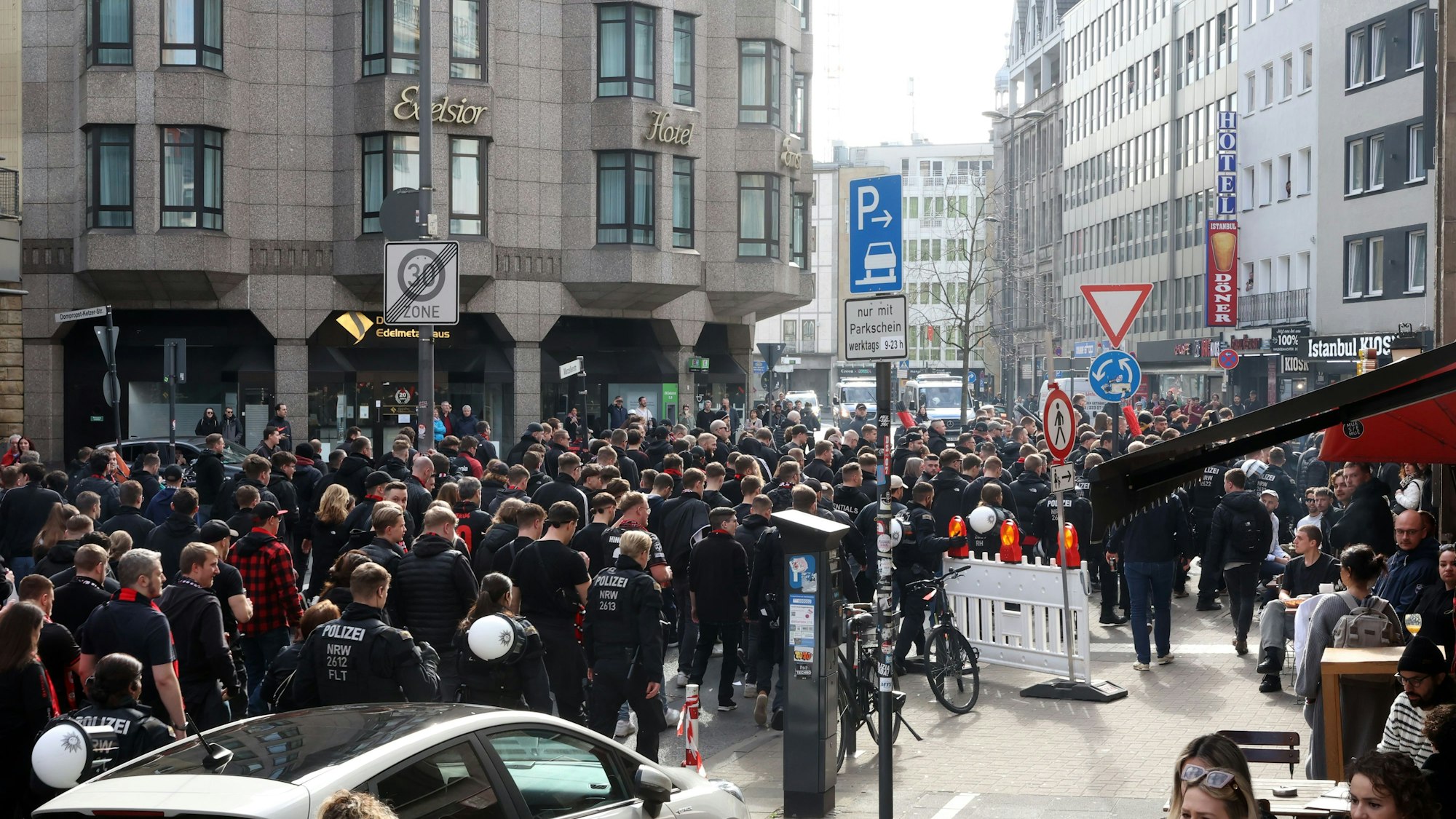 Leverkusener Ultra-Fans marschieren vor dem Derby gegen den 1. FC Köln vom Breslauer Platz zum Neumarkt, begleitet von 1.000 Polizisten.