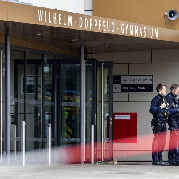 Polizisten stehen vor dem Gymnasium in Wuppertal, an dem am 22. Februar mehrere Schülerinnen und Schüler bei einer Messerattacke verletzt wurden.