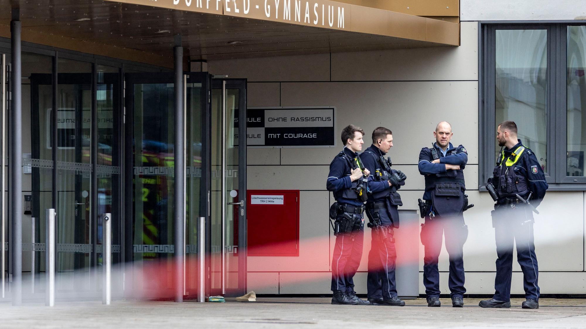 Polizisten stehen vor dem Gymnasium in Wuppertal, an dem am 22. Februar mehrere Schülerinnen und Schüler bei einer Messerattacke verletzt wurden.