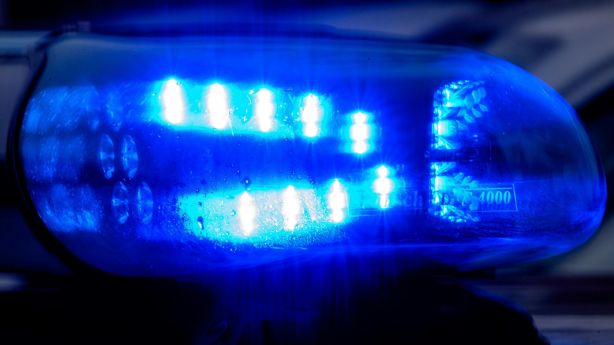 SYMBOLBILD - 04.12.2023, Sachsen-Anhalt, Magdeburg: Blaulicht leuchtet auf einem Fahrzeug der Polizei. (zu dpa: «60-Jähriger prallt mit Auto gegen Windrad - schwer verletzt») Foto: Klaus-Dietmar Gabbert/dpa +++ dpa-Bildfunk +++