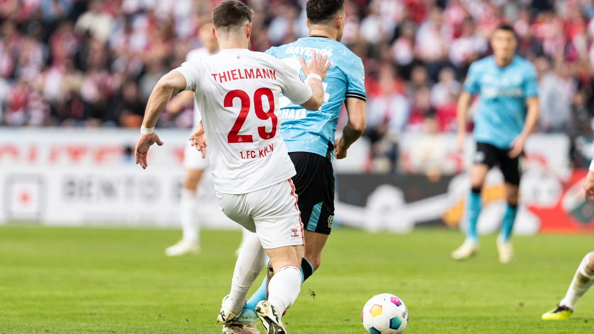 Jan Thielmann trifft Granit Xhaka böse an der Achillessehne. Der FC-Profi musste anschließend mit Rot vom Platz.