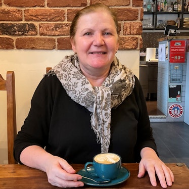 Frau im Café mit einer Tasse Cappuccino