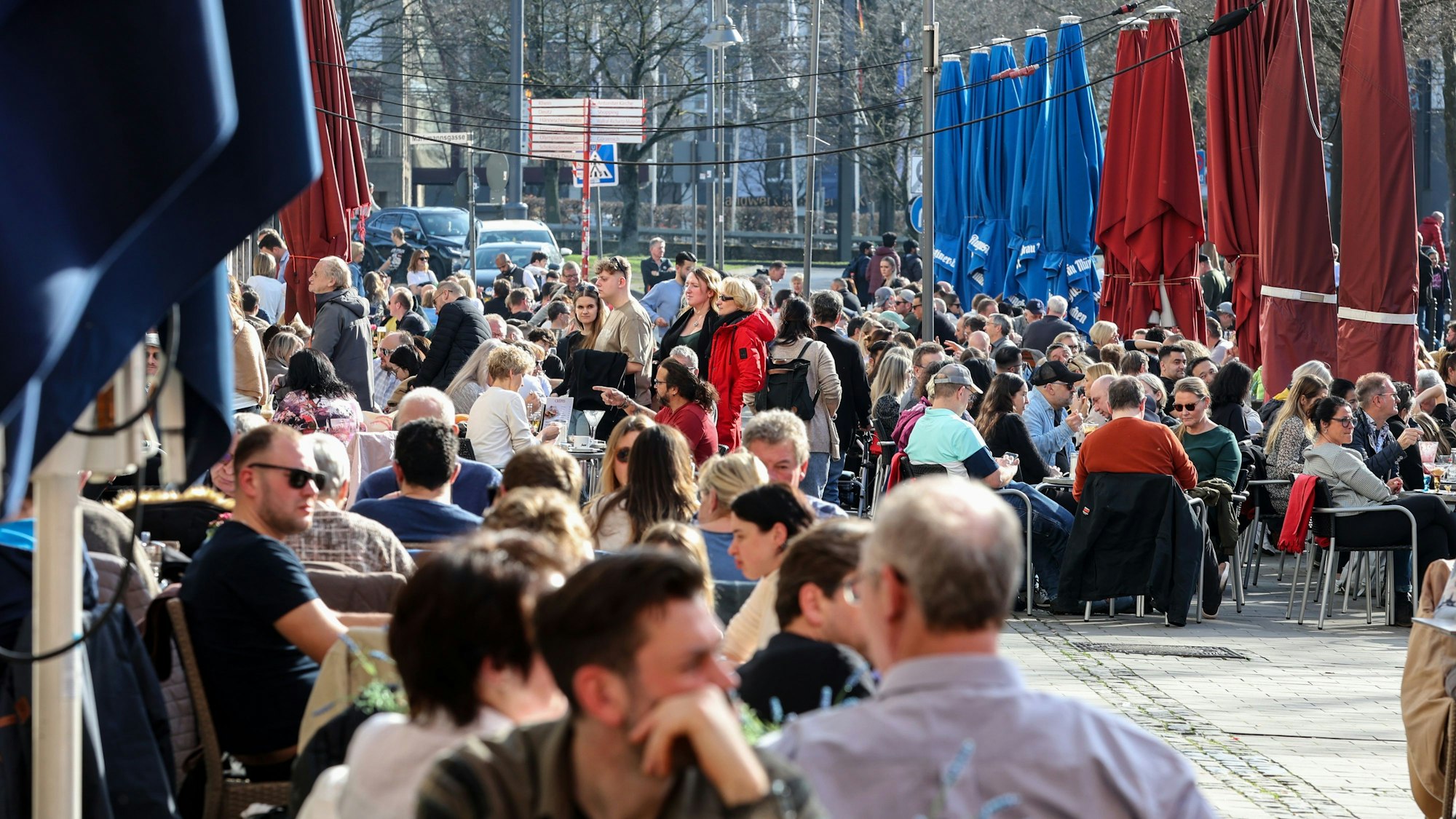 Gut gefüllte Außengastro am Heumarkt bei frühlingshaften Temperaturen.