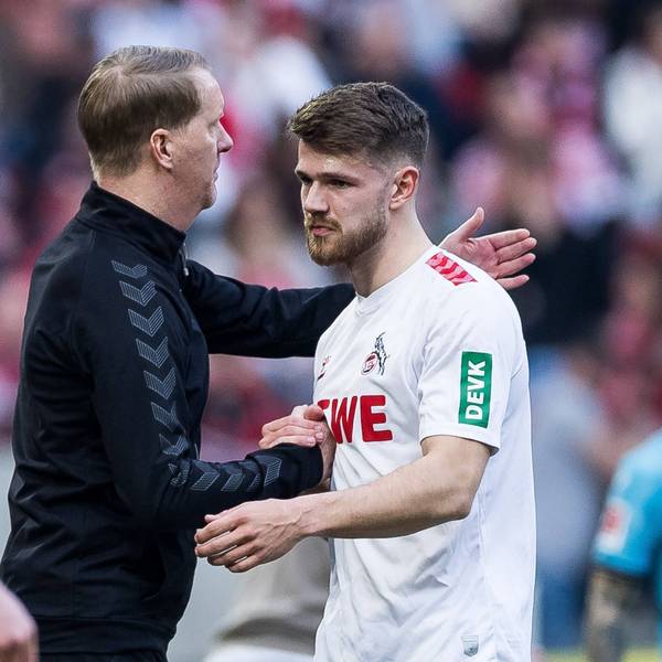 FC-Trainer Timo Schultz kloppft Jan Thielmann nach dessen Roter Karte auf die Schulter.