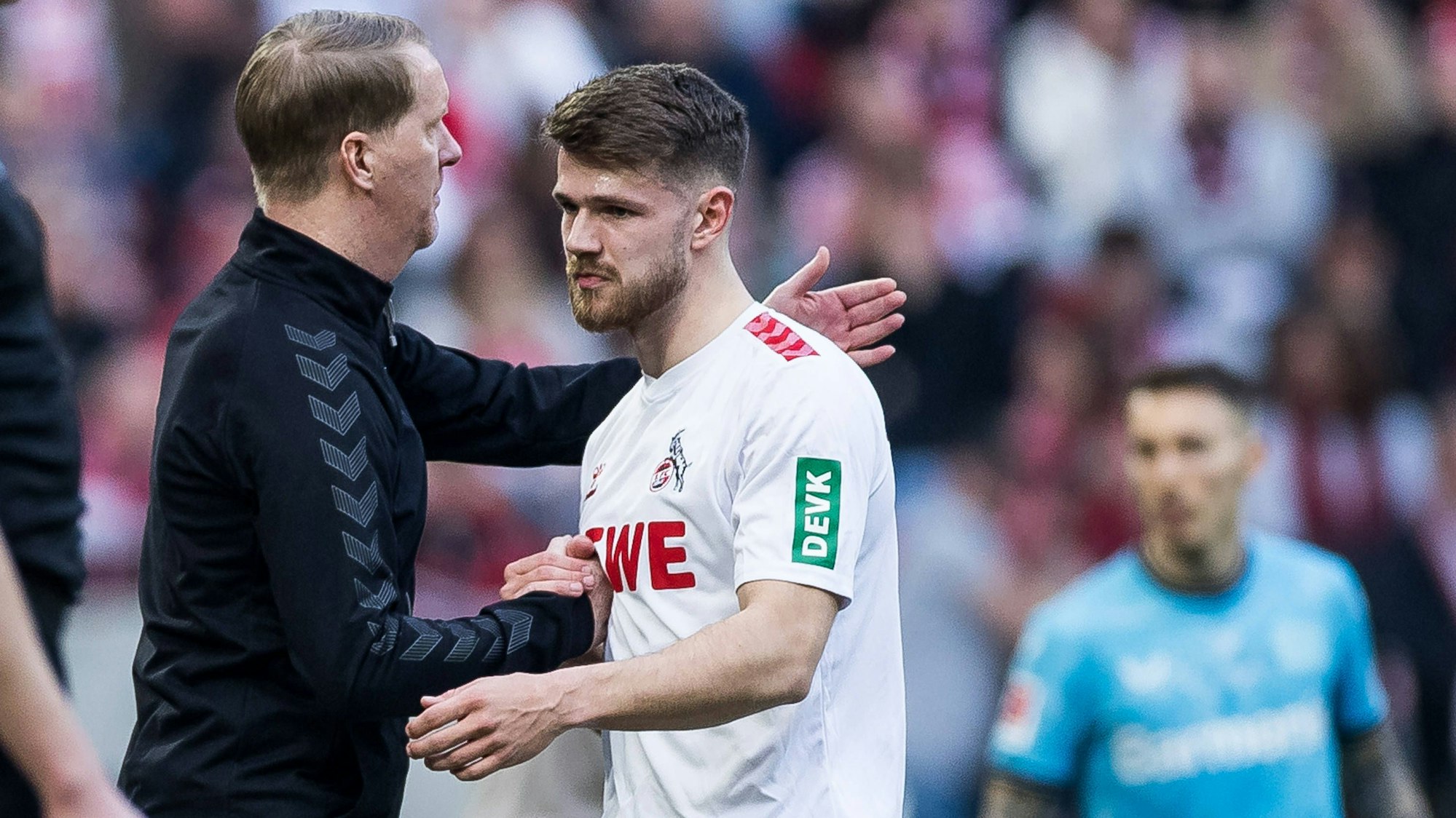 FC-Profi Jan Thielmann verlässt nach seiner Roten Karte das Spielfeld.