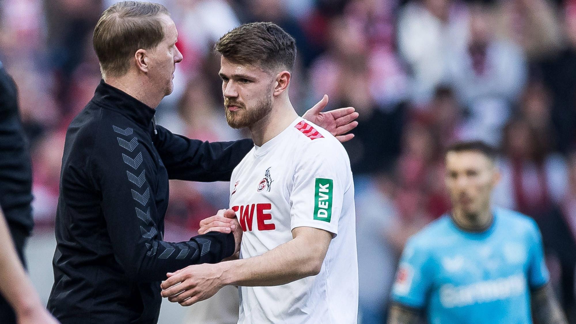FC-Trainer Timo Schultz kloppft Jan Thielmann nach dessen Roter Karte auf die Schulter.