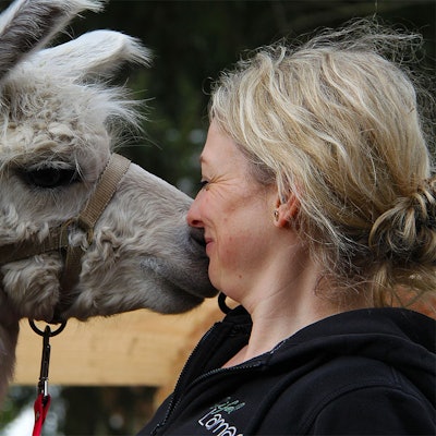 Das Bild zeigt Julia Samans mit einem ihrer Tiere.