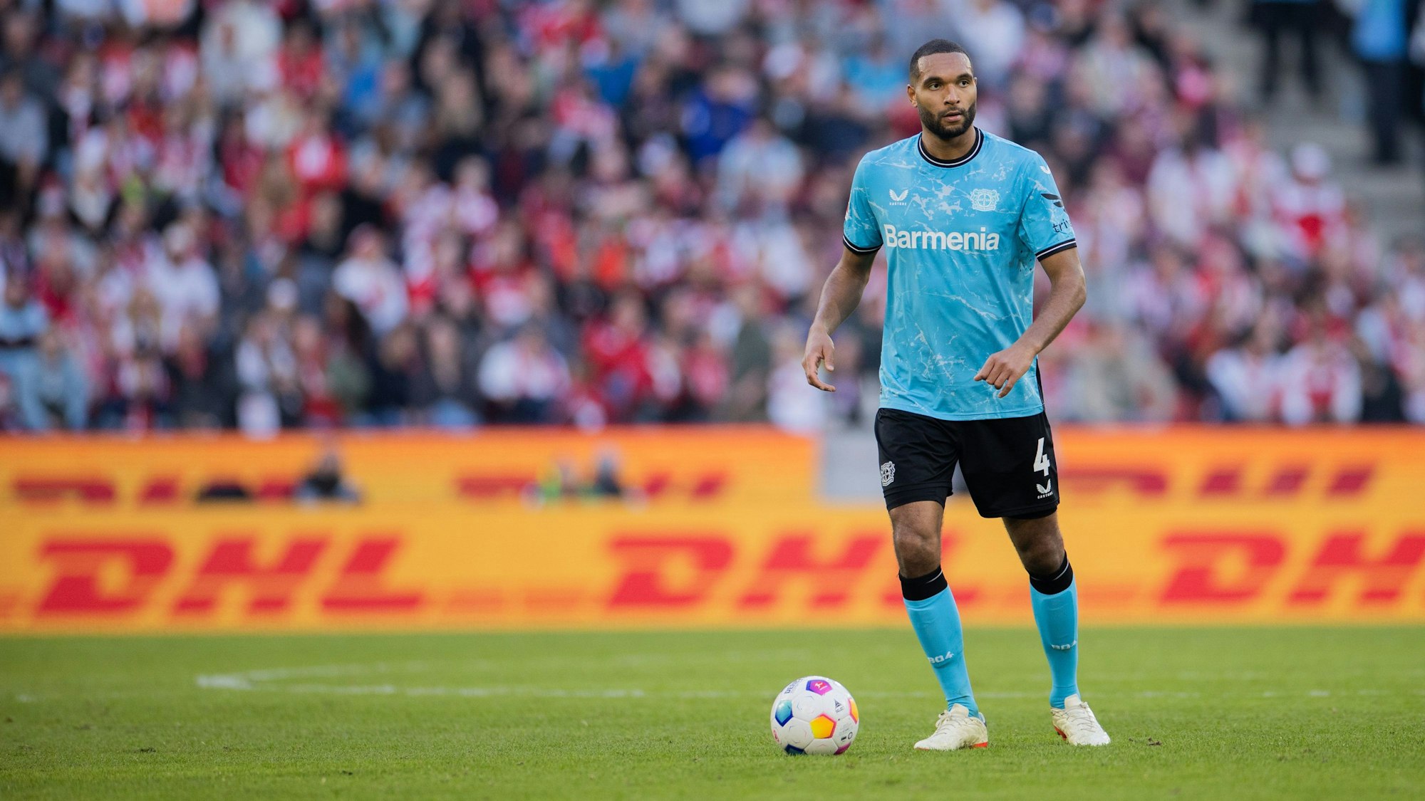 Jonathan Tah im Duell gegen den 1. FC Köln