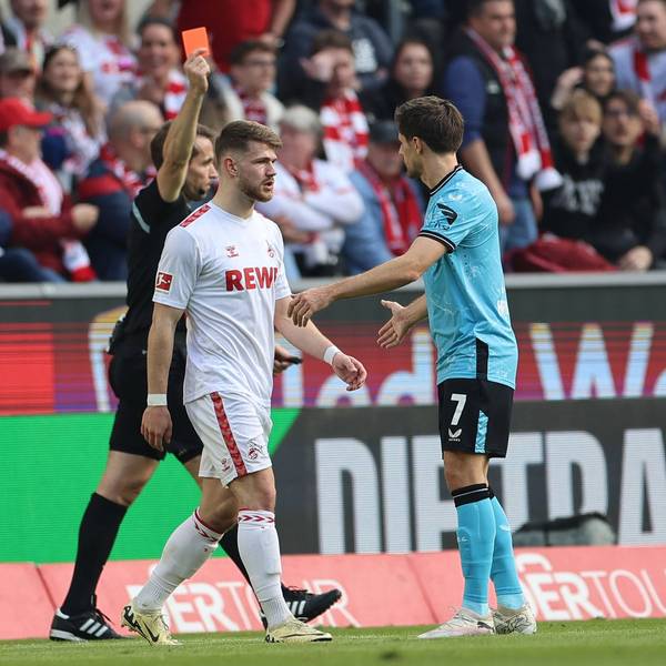 Kölns Jan Thielmann muss nach hartem Einsteigen gegen Granit Xhaka vom Feld.