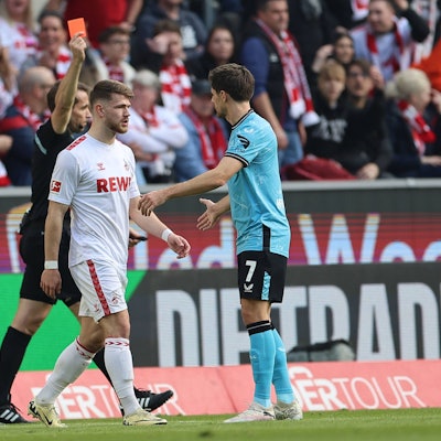 Kölns Jan Thielmann muss nach hartem Einsteigen gegen Granit Xhaka vom Feld.
