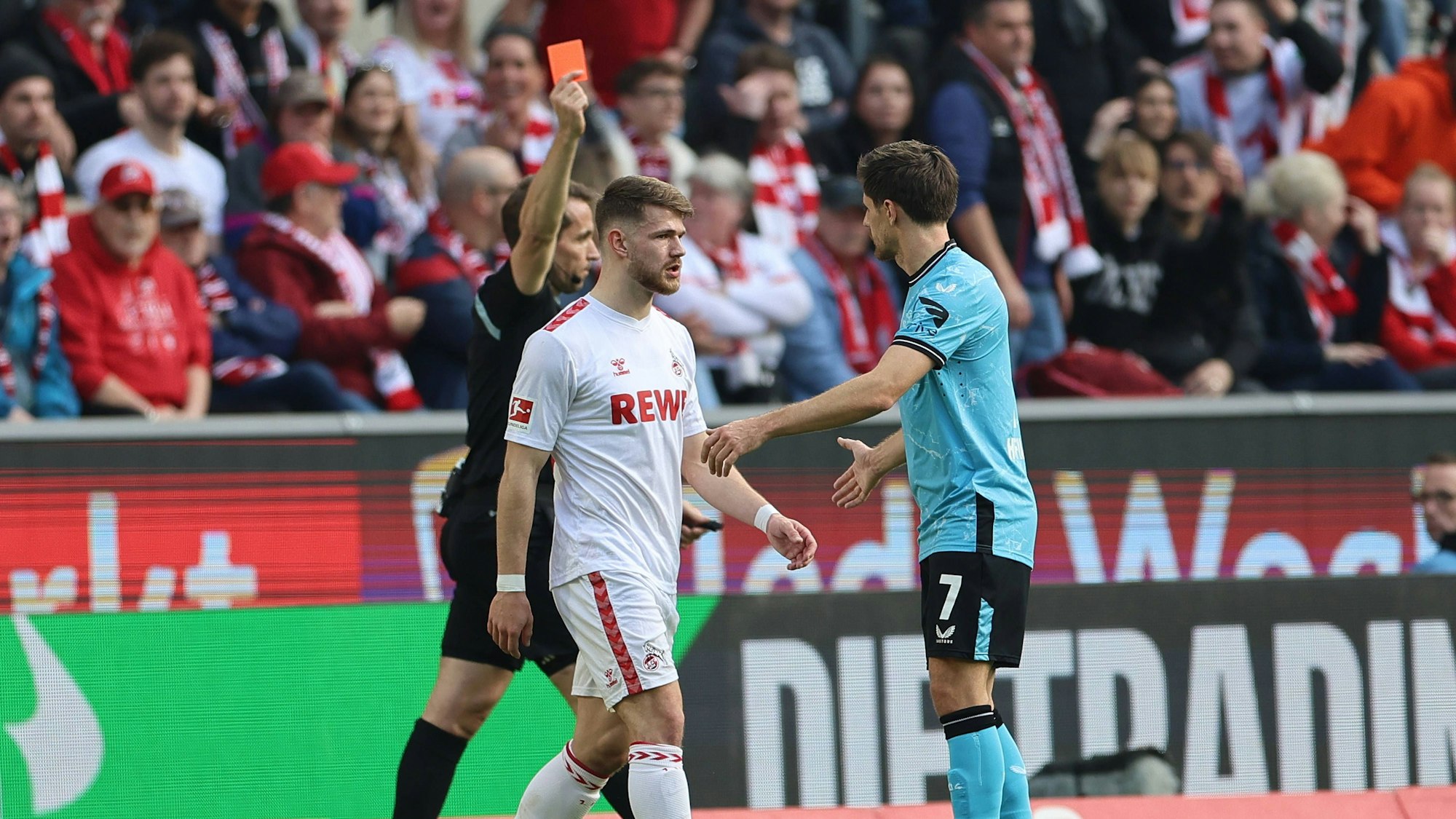 Kölns Jan Thielmann muss nach hartem Einsteigen gegen Granit Xhaka vom Feld.