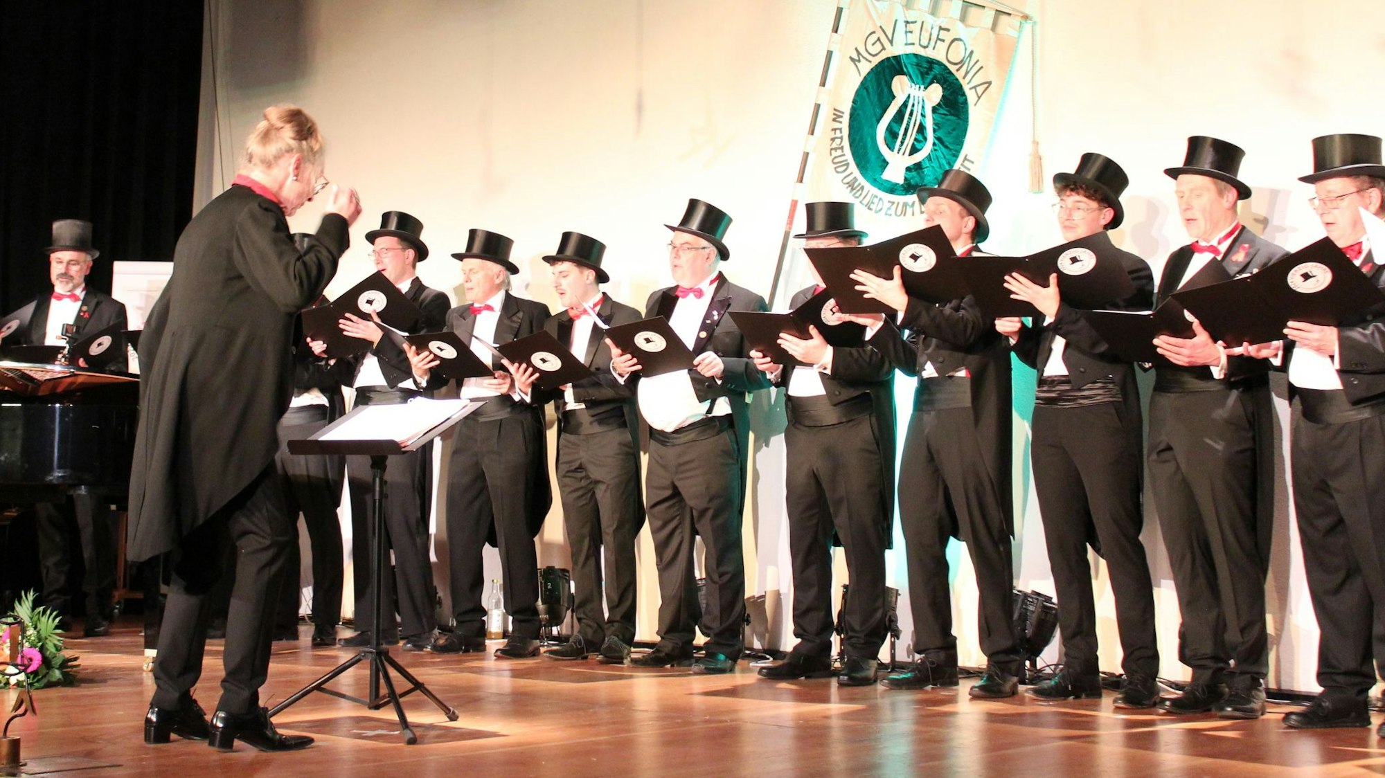 Zu sehen ist das Eufonia-Ensemble in Frack und Zylinder.