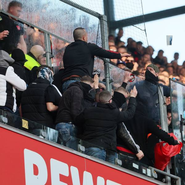 Auseinandersetzung auf dem Oberrang der Nordtribüne zwischen Anhängern des 1. FC Köln und von Bayer Leverkusen.