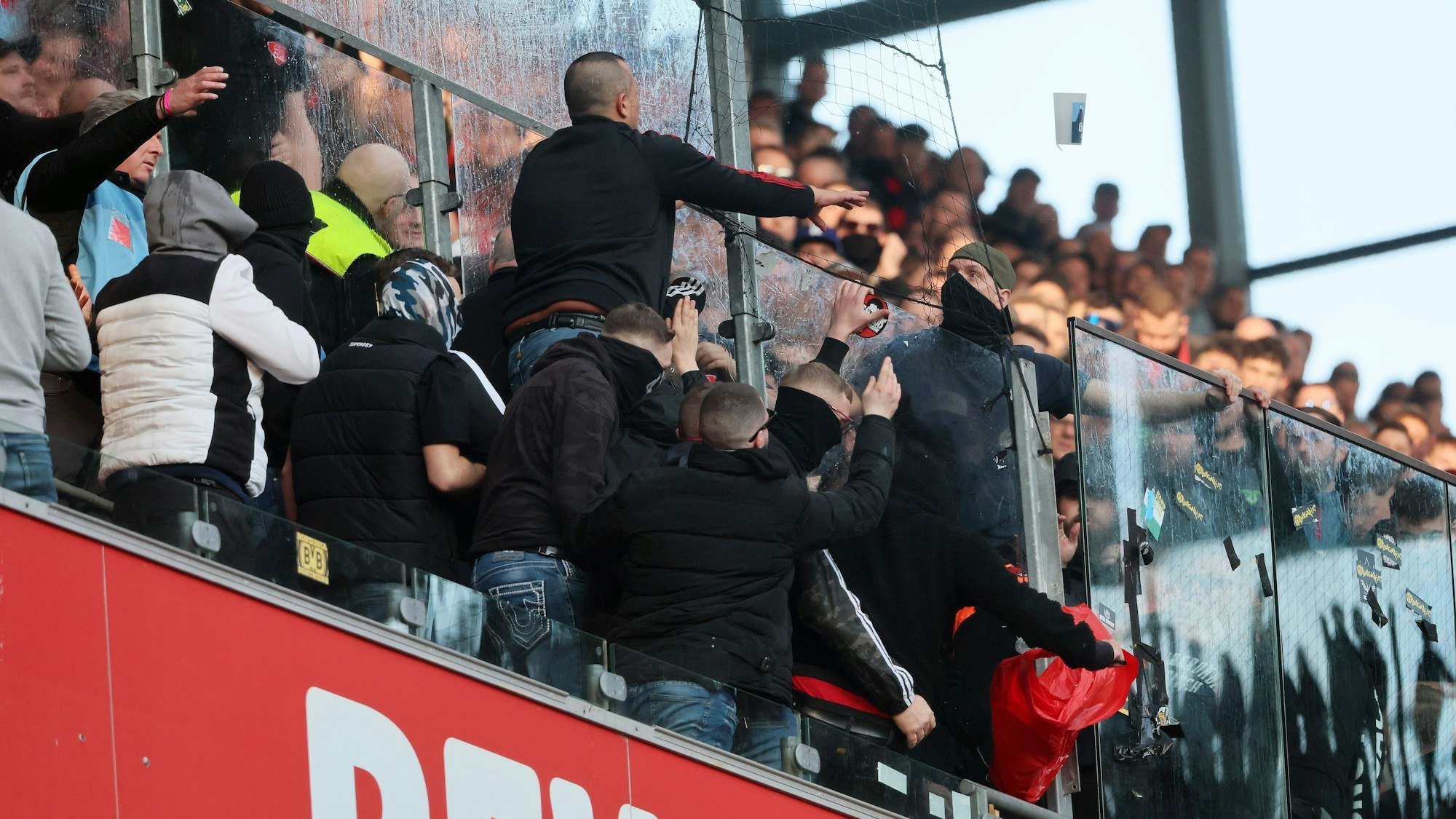 Auseinandersetzung auf dem Oberrang der Nordtribüne zwischen Anhängern des 1. FC Köln und von Bayer Leverkusen.